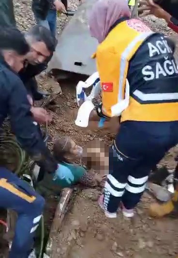 Foto - Toprak altında kalan araçta can pazarı yaşandı