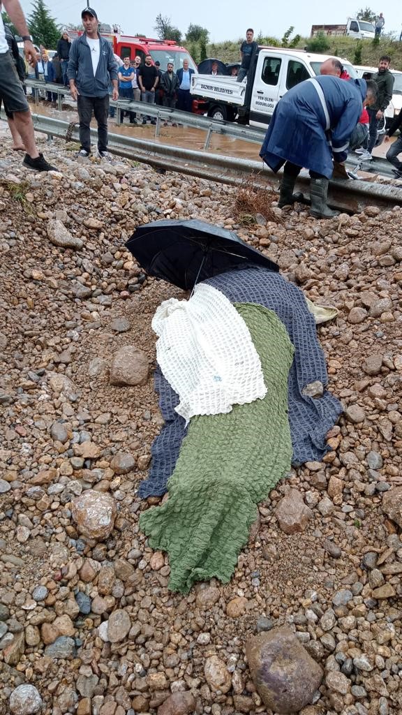 Foto - Toprak altında kalan araçta can pazarı yaşandı