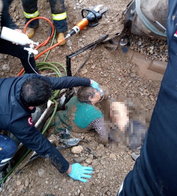 Toprak altında kalan araçta can pazarı yaşandı