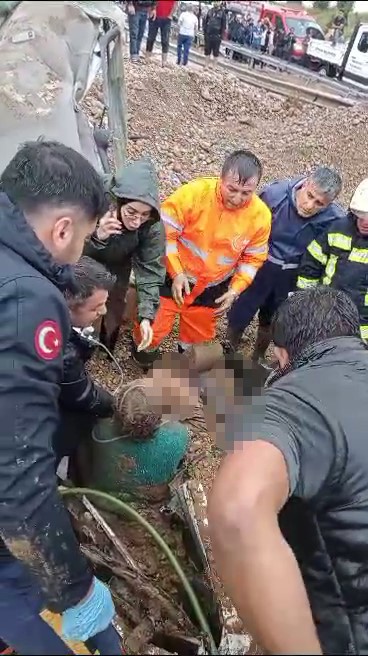 Foto - Toprak altında kalan araçta can pazarı yaşandı