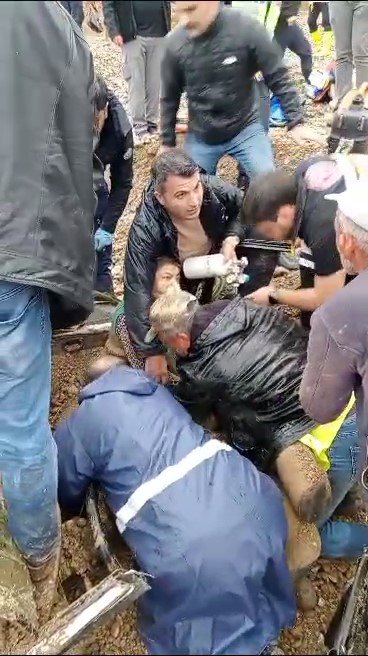 Foto - Toprak altında kalan araçta can pazarı yaşandı