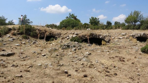 Toprak altındaki askeri garnizon gün yüzüne çıkarılıyor