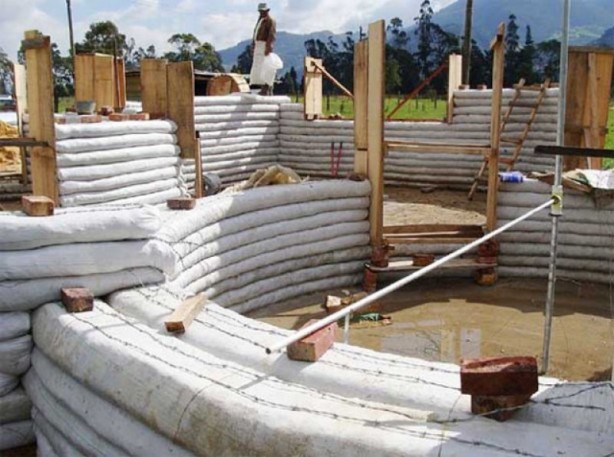 Toprak çuvallardan yapılan muhteşem ev