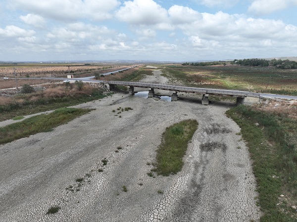 Foto - Topraklar çatladı, kuraklık kapıya dayandı! Büyükçekmece Gölü'nde korkutan manzara