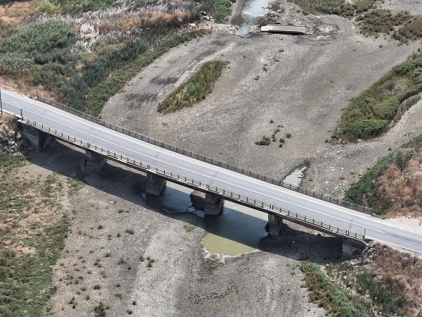 Foto - Topraklar çatladı, kuraklık kapıya dayandı! Büyükçekmece Gölü'nde korkutan manzara