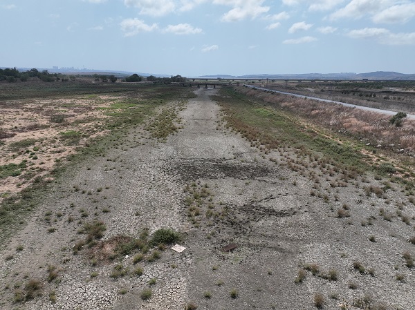 Foto - Topraklar çatladı, kuraklık kapıya dayandı! Büyükçekmece Gölü'nde korkutan manzara