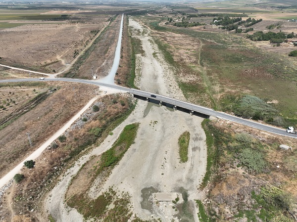 Foto - Topraklar çatladı, kuraklık kapıya dayandı! Büyükçekmece Gölü'nde korkutan manzara
