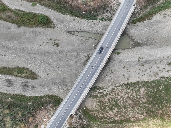 Foto - Topraklar çatladı, kuraklık kapıya dayandı! Büyükçekmece Gölü'nde korkutan manzara