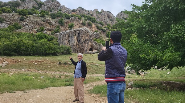Foto - Topraksız alanda bir başına geçenleri selamlıyor