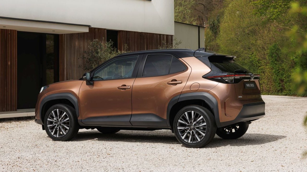 Foto - Toyota Yaris Cross Hybrid yenilendi! Şehirli SUV artık çok daha iddialı! Görenler bir daha bakıyor