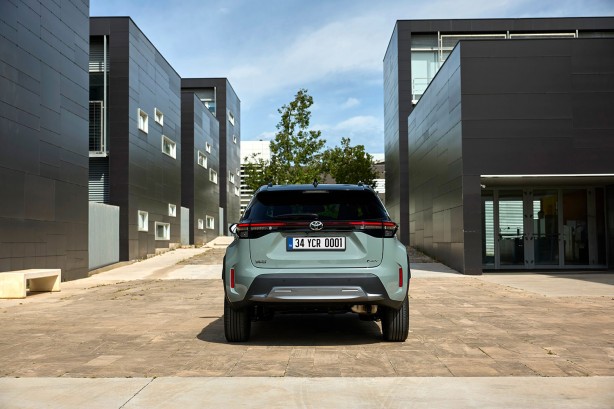 Foto - Toyota’nın sevilen modelleri şehre indi! Rakipleri sol şeridi boş bıraktı! Yeni Yaris Hybrid ve Yaris Cross Hybrid’in fiyatı ne kadar? 