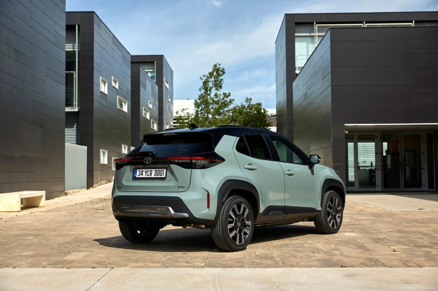 Foto - Toyota’nın sevilen modelleri şehre indi! Rakipleri sol şeridi boş bıraktı! Yeni Yaris Hybrid ve Yaris Cross Hybrid’in fiyatı ne kadar? 