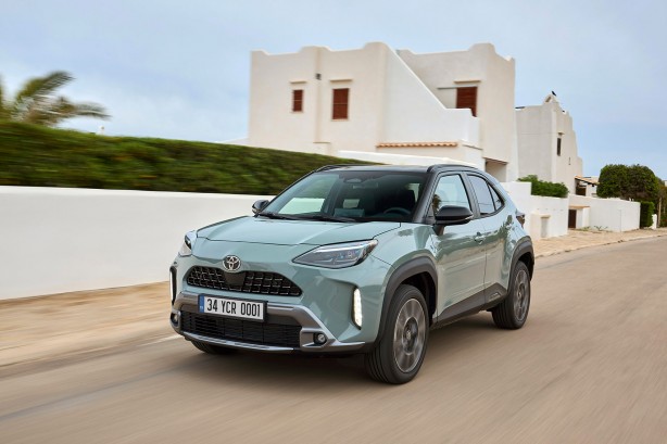 Foto - Toyota’nın sevilen modelleri şehre indi! Rakipleri sol şeridi boş bıraktı! Yeni Yaris Hybrid ve Yaris Cross Hybrid’in fiyatı ne kadar? 