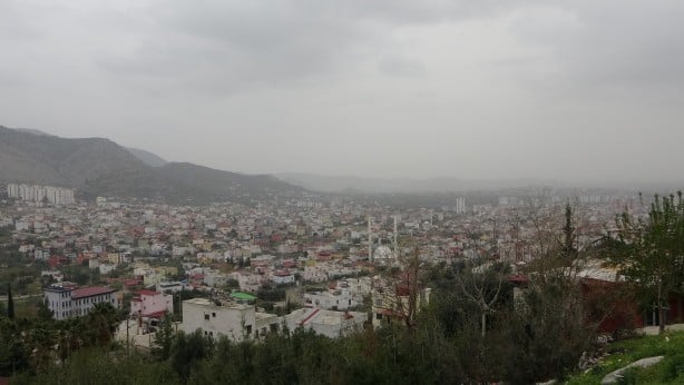 Toz bulutu Adana'yı beyaza bürüdü! Maske kullanımını artırdılar