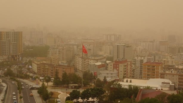 Toz bulutu tüm şehri kapladı!