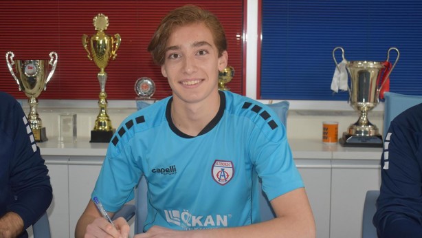 Foto - Trabzon neredeyse bedavaya aldı, milyonlarca euroya dünya devine satıyor! Dünya, Trabzonspor'un 17 yaşındaki o yıldızını konuşuyor