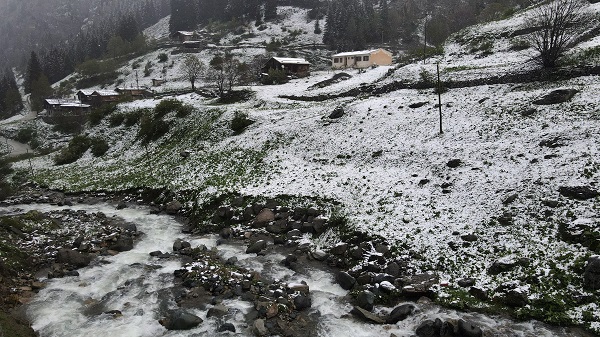 Foto - Trabzon yayalarında mayıs ayında kar manzaraları