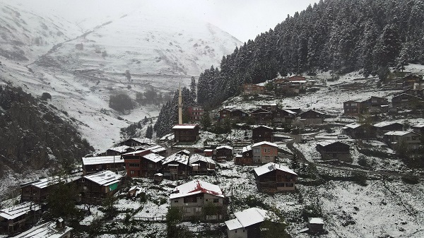 Foto - Trabzon yayalarında mayıs ayında kar manzaraları