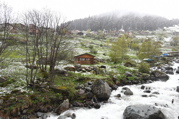 Foto - Trabzon yayalarında mayıs ayında kar manzaraları