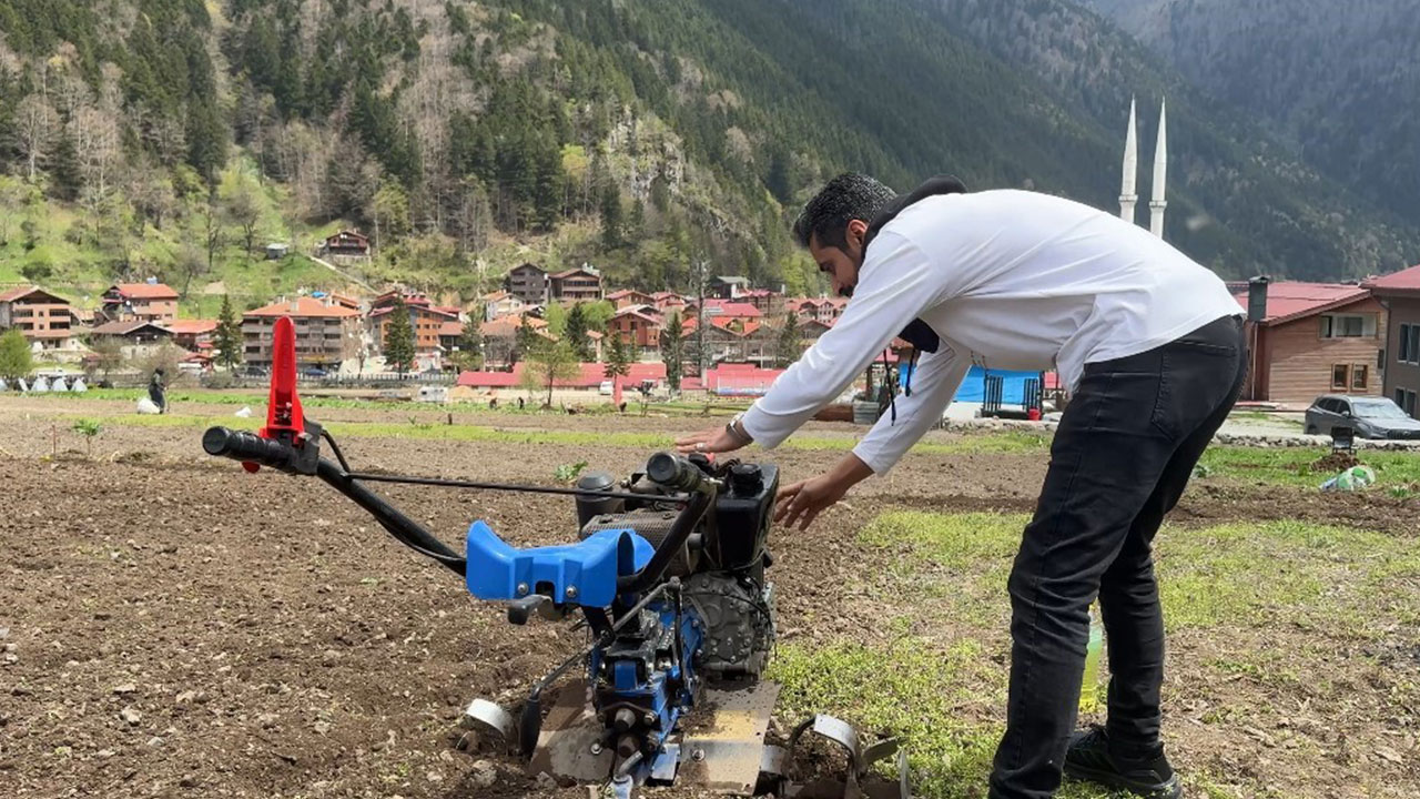 Foto - Trabzon'a gelen Araplardan olay hareket! Şehre gelip vatandaşlara dağıtmaya başladılar