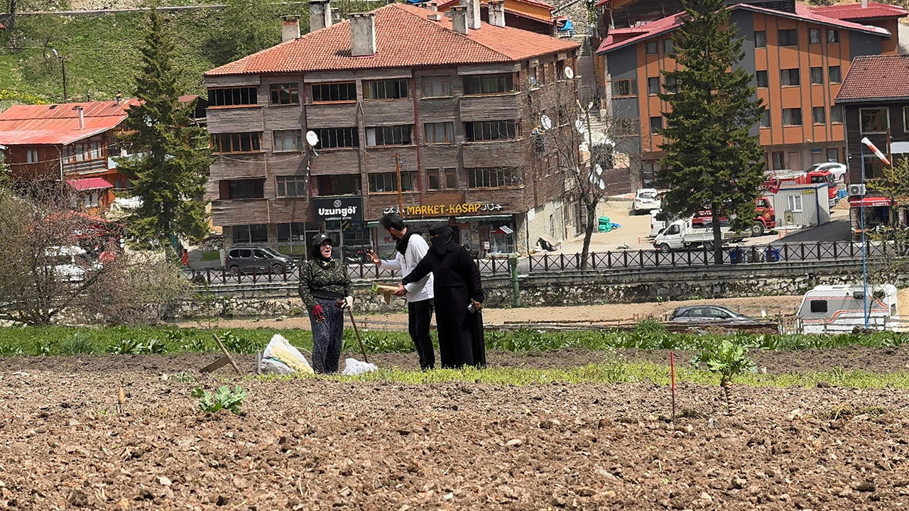 Foto - Trabzon'a gelen Araplardan olay hareket! Şehre gelip vatandaşlara dağıtmaya başladılar