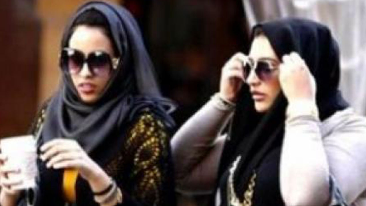 Trabzon'a gelen Araplardan olay hareket! Şehre gelip vatandaşlara dağıtmaya başladılar