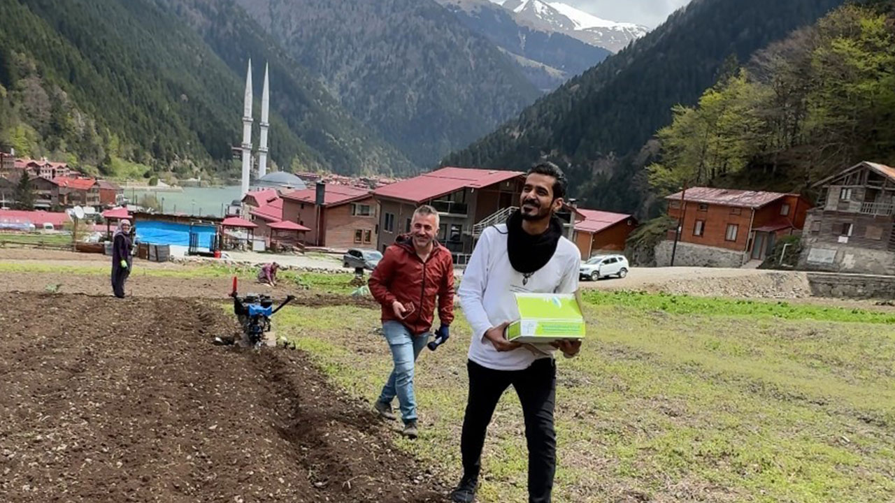 Foto - Trabzon'a gelen Araplardan olay hareket! Şehre gelip vatandaşlara dağıtmaya başladılar