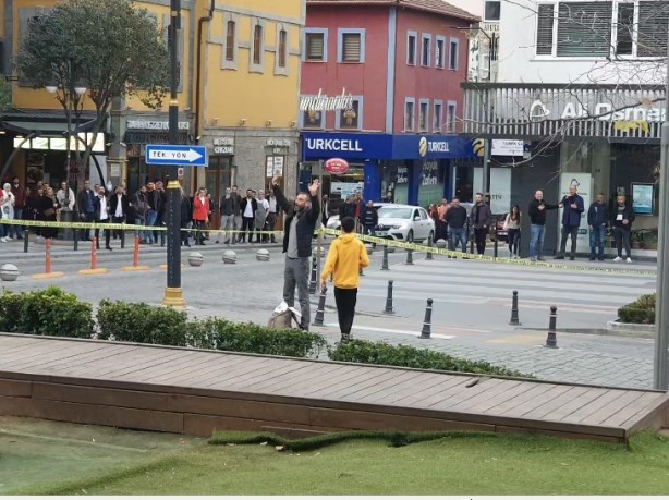 Foto - Trabzon'da akılalmaz olay! Polisin tedbirini hiçe saydı şüpheli çantayı eliyle açtı