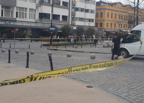 Foto - Trabzon'da akılalmaz olay! Polisin tedbirini hiçe saydı şüpheli çantayı eliyle açtı