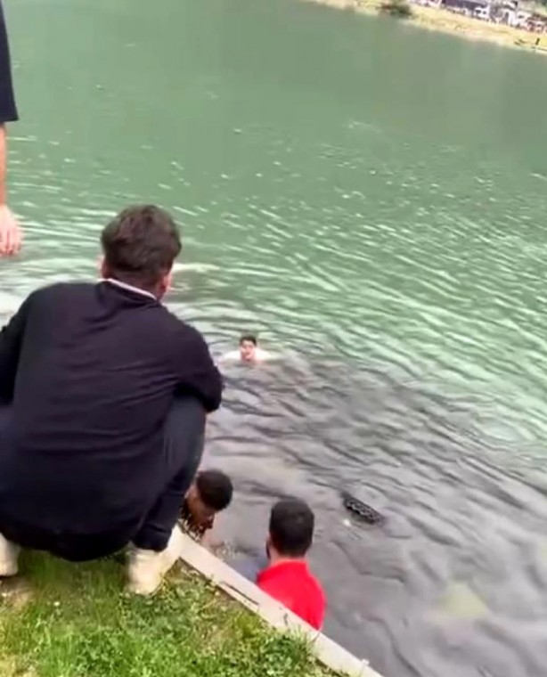 Foto - Trabzon’da turistler golf arabasıyla suya uçtu