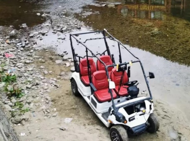 Foto - Trabzon’da turistler golf arabasıyla suya uçtu