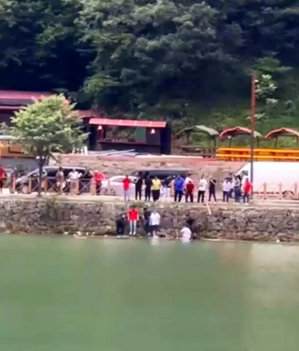 Foto - Trabzon’da turistler golf arabasıyla suya uçtu