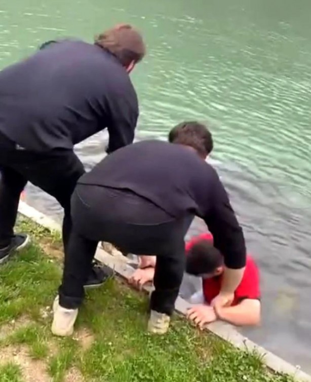 Foto - Trabzon’da turistler golf arabasıyla suya uçtu