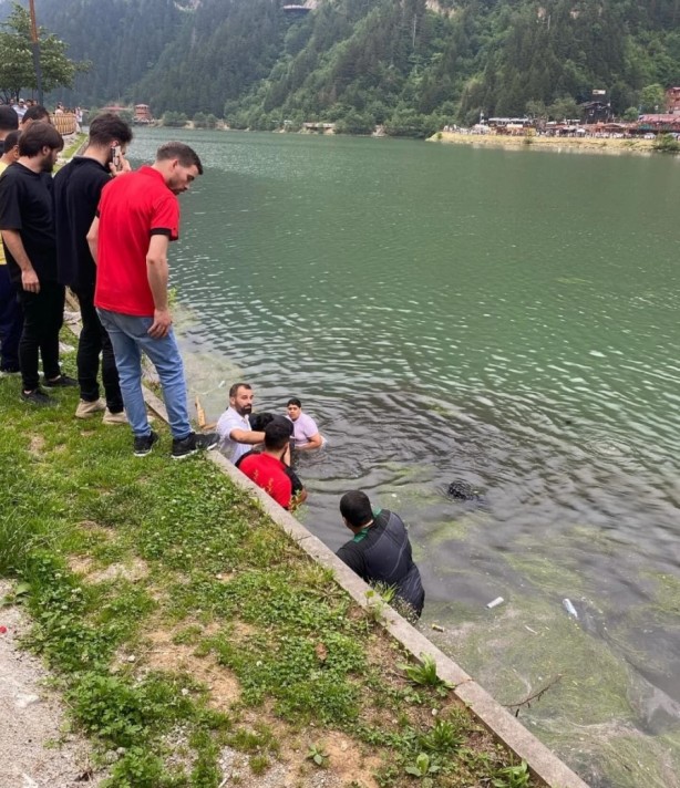 Foto - Trabzon’da turistler golf arabasıyla suya uçtu