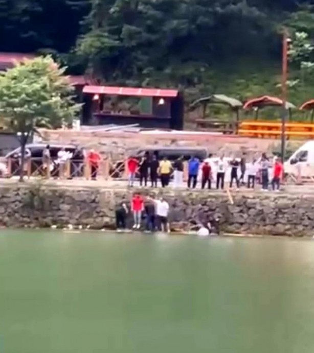 Trabzon’da turistler golf arabasıyla suya uçtu