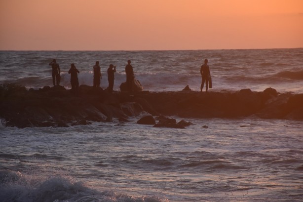 Trabzon'da boğulma tehlikesi geçiren 3 kişiden 2'si kurtarıldı