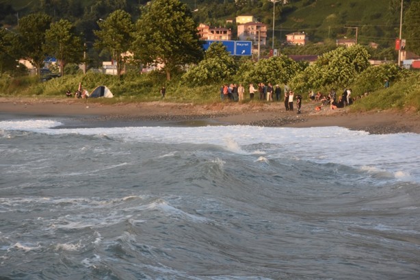 Foto - Trabzon'da boğulma tehlikesi geçiren 3 kişiden 2'si kurtarıldı