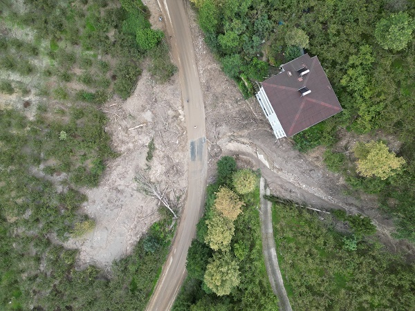 Foto - Trabzon'da sel faciası! Heyelan 5 katlı binayı teğet geçti