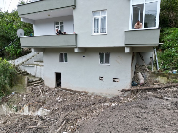 Foto - Trabzon'da sel faciası! Heyelan 5 katlı binayı teğet geçti