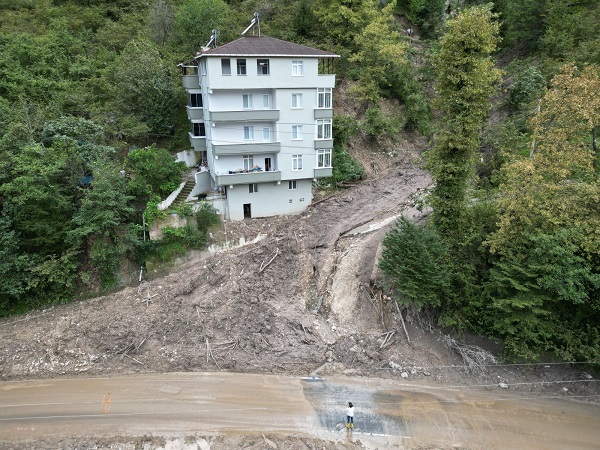 Foto - Trabzon'da sel faciası! Heyelan 5 katlı binayı teğet geçti