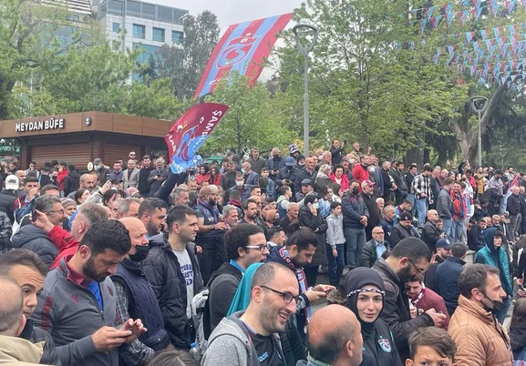 Foto - Trabzon'da taraftarlar toplanmaya başladı