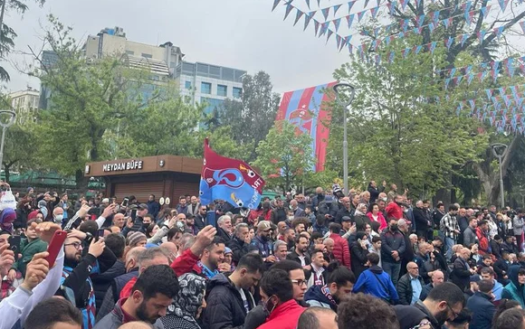 Foto - Trabzon'da taraftarlar toplanmaya başladı