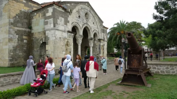 Foto - Trabzon’daki Ayasofya Camii müzeden camiye dönüştürüldü! Turistler akın etti