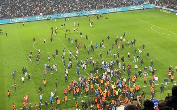 Foto - Trabzonsporlu futbolcu meslektaşlarına böyle siper oldu