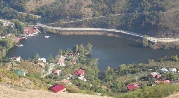 Foto - Korkunç görüntü: Göl simsiyah oldu