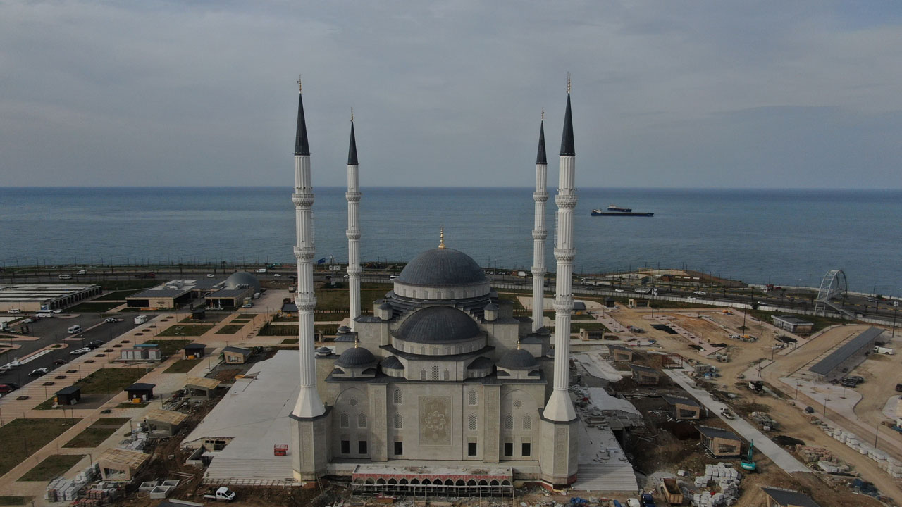 Foto - Trabzon'un yeni sembolü! Doğu Karadeniz'in en büyük camisi açılış için gün sayıyor