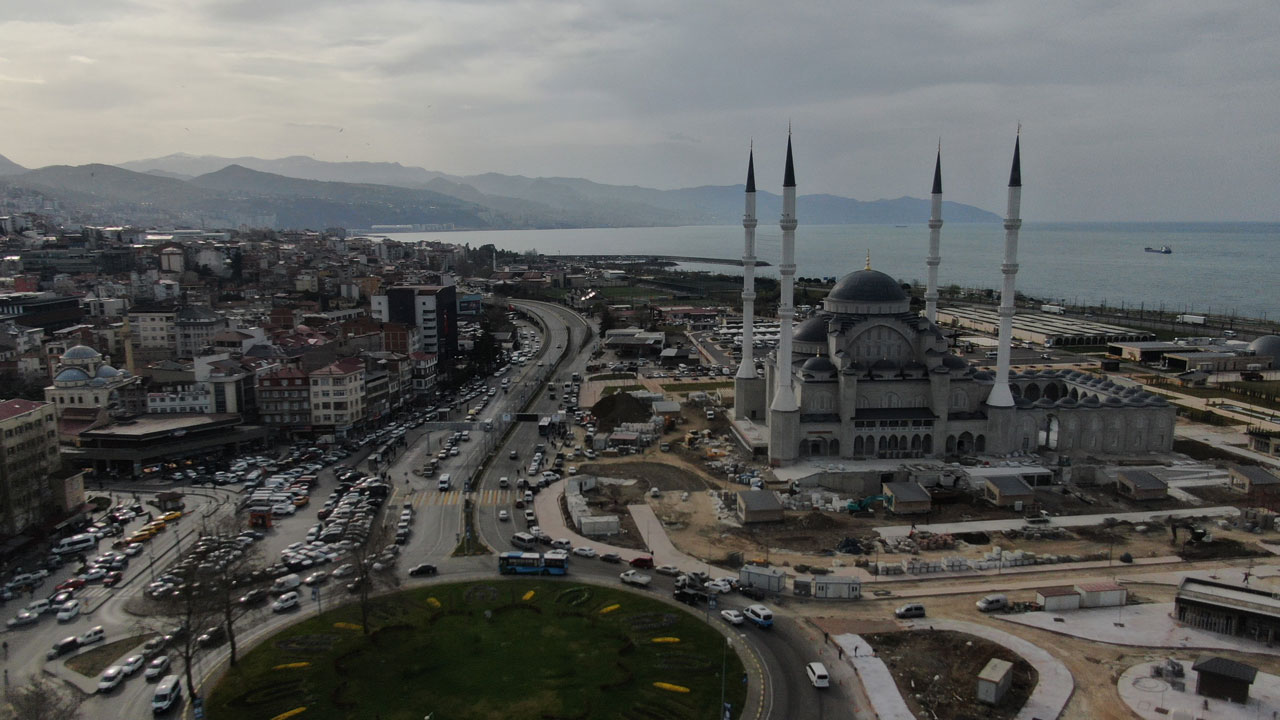 Foto - Trabzon'un yeni sembolü! Doğu Karadeniz'in en büyük camisi açılış için gün sayıyor