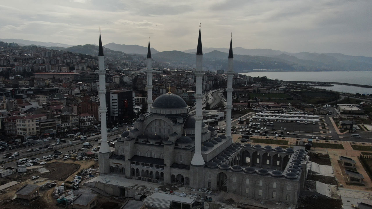 Trabzon'un yeni sembolü! Doğu Karadeniz'in en büyük camisi açılış için gün sayıyor