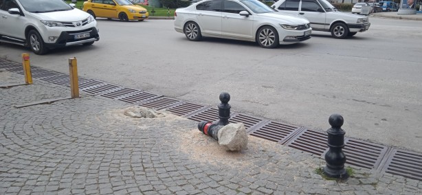 Foto - Trafiğe kapalı sokaktaki bu lobotu kim ne için söktü