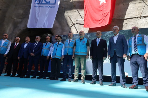 Foto - Trafiği rahatlatacak! 2023'te açılacak dev metro projesinin tünelinde ışık gözüktü